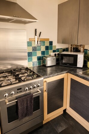 Fridge, microwave, oven, stovetop - Family Friendly Coach House - Parking - Sleeps 4 (Weston-super-Mare)
