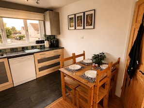 Dining - Family Friendly Coach House - Parking - Sleeps 4 (Weston-super-Mare)