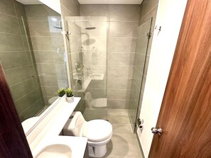 Apartment (EE07I) | Bathroom | Shower, towels, soap, shampoo