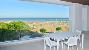 Un balcon avec vue sur la plage et l’océan.