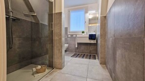 Een douche, een haardroger, handdoeken