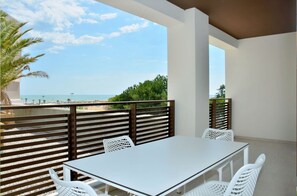 Outdoor dining - Charming apartment with terrace by the sea (Bibione)