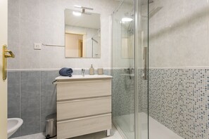 Douche, séchoir à cheveux, serviettes fournies