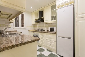 Frigorifero, microonde, forno, piano cottura