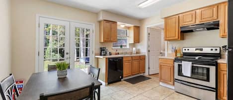 Fridge, microwave, stovetop, dishwasher
