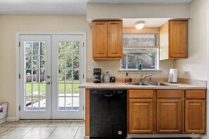 Kjøleskap, mikrobølgeovn, kokeplater og oppvaskmaskin