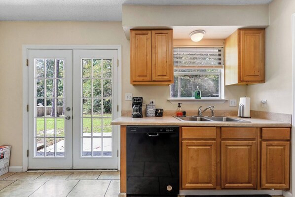 Kühlschrank, Mikrowelle, Herdplatte, Geschirrspüler