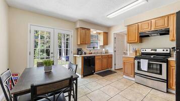 Kühlschrank, Mikrowelle, Herdplatte, Geschirrspüler