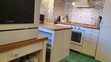 KĂŒhlschrank, Mikrowelle, Ofen, Herdplatte