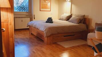 1 Schlafzimmer, Schreibtisch, BĂŒgeleisen/BĂŒgelbrett, kostenloses WLAN