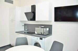 Kühlschrank, Mikrowelle, Herdplatte, Kochgeschirr/Geschirr/Besteck
