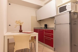 Réfrigérateur, four à micro-ondes, surface de cuisson