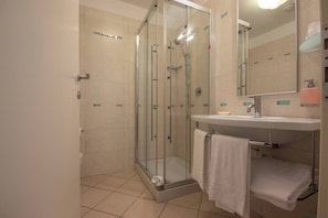 Douche, sèche-cheveux, serviettes fournies