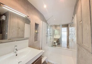 Douche, séchoir à cheveux