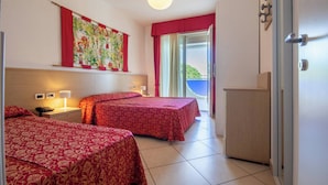 Une chambre d’hôtel avec deux lits, une grande fenêtre donnant sur un beau paysage, une armoire et une œuvre d’art accrochée au mur.