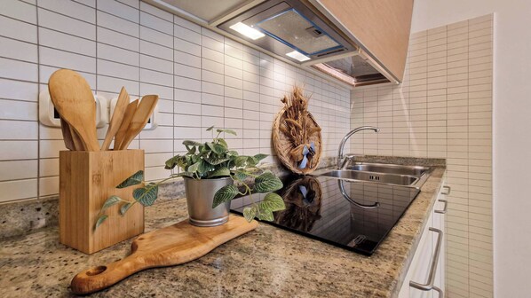 Fridge, microwave, stovetop, cookware/dishes/utensils