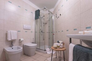 Douche, sèche-cheveux, serviettes fournies