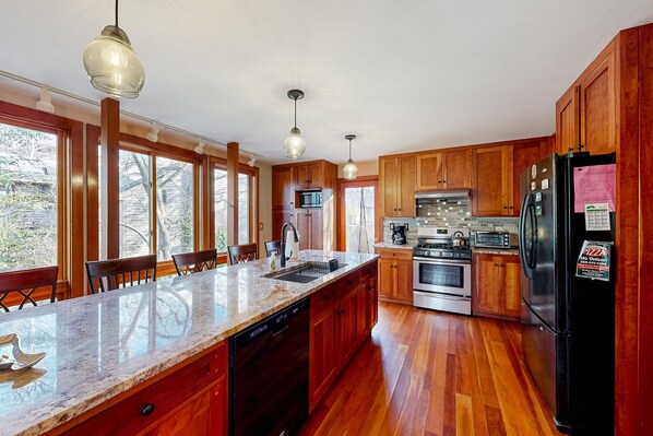 Een koelkast, een magnetron, een oven, een kookplaat