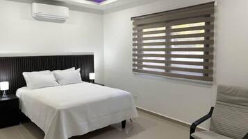 5 bedrooms, desk, WiFi