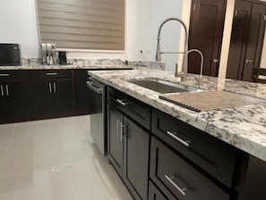 Fridge, microwave, stovetop, dishwasher - Casa Los Cedros M&G (San Pedro Sula)