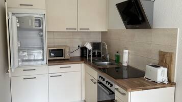 Kühlschrank, Ofen, Herdplatte, Wasserkocher mit Kaffee-/Teezubehör