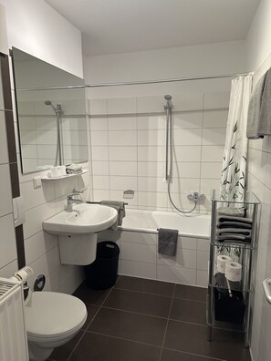 Hiustenkuivaaja, pyyhkeet, saippua, vessapaperi