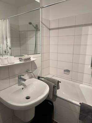 Sèche-cheveux, serviettes fournies, savon, papier toilette