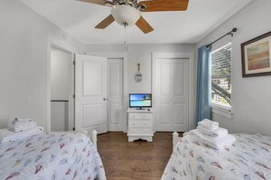 2 bedrooms, iron/ironing board, free WiFi, bed sheets - Updated 2 bed/1.5 bath Courtyard Villa Townhouse (Saint Simons Island)