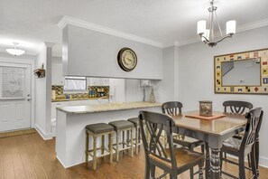 Dining - Updated 2 bed/1.5 bath Courtyard Villa Townhouse (Saint Simons Island)