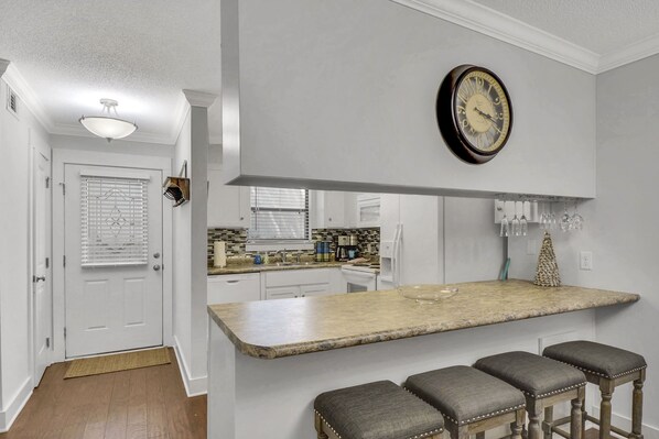 Fridge, microwave, oven, stovetop - Updated 2 bed/1.5 bath Courtyard Villa Townhouse (Saint Simons Island)