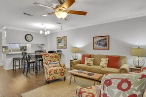 Smart TV - Updated 2 bed/1.5 bath Courtyard Villa Townhouse (Saint Simons Island)