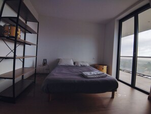 2 dormitorios, escritorio, wifi gratis y ropa de cama