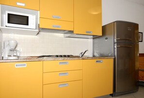 Frigorifero, microonde, piano cottura, macchina per tè/caffè