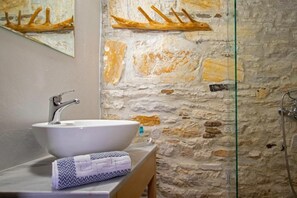 Dusche, Regendusche, Haartrockner, Handtücher