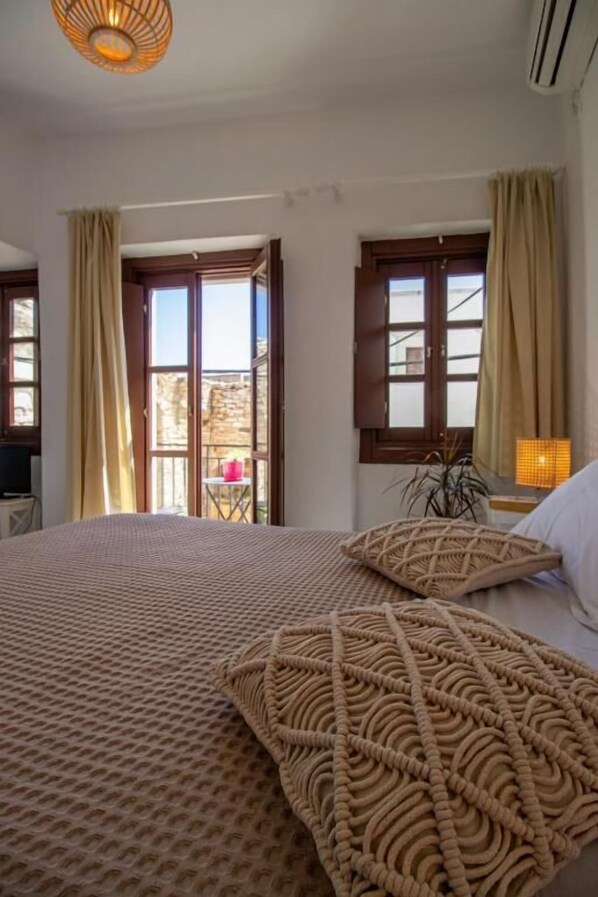 1 bedroom, in-room safe, individually decorated, individually furnished - Platsa's House (Naxos)