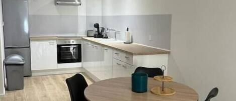 冷蔵庫、電子レンジ、オーブン、コンロ