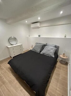 1 chambre, fer et planche à repasser, Wi-Fi gratuit, draps fournis