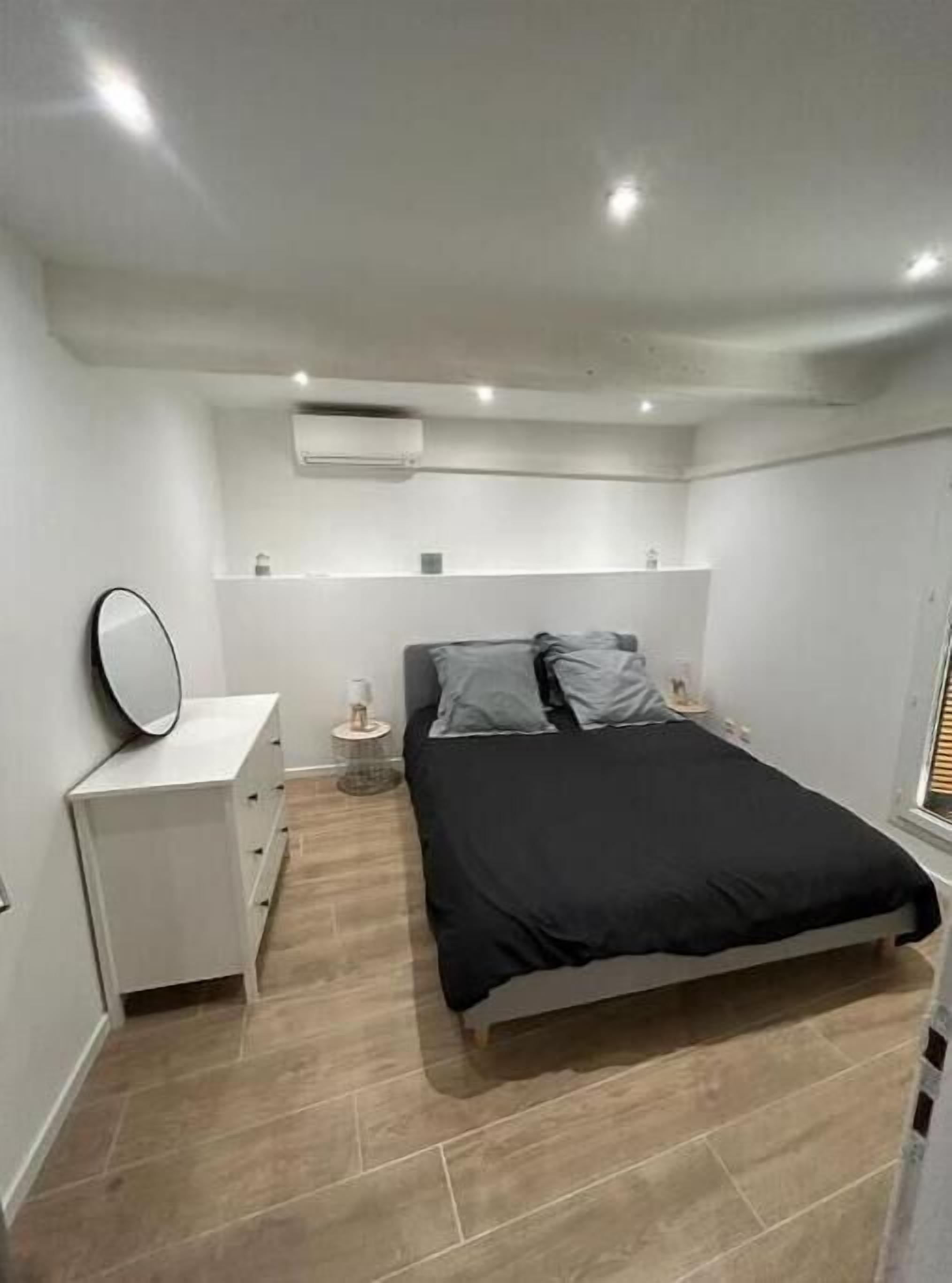 1 chambre, fer et planche à repasser, Wi-Fi gratuit, draps fournis