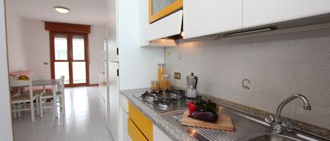 Fridge, stovetop, coffee/tea maker, high chair