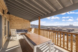 Outdoor dining - Stunning Cabin • Fantastic Views • Mins to SDC (Branson)