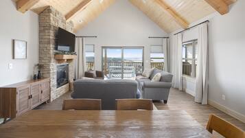 Smart TV, fireplace