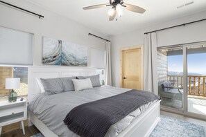3 habitaciones, escritorio y tabla de planchar con plancha
