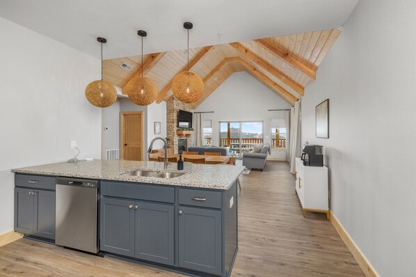 Interior - Stunning Cabin+Mins to Branson+SDC+TableRock Lake (Branson)