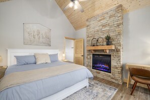 3 bedrooms, desk, iron/ironing board, travel cot - Stunning Cabin+Mins to Branson+SDC+TableRock Lake (Branson)