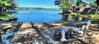 Poolside Villa on Lake Delton