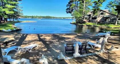 Poolside Villa on Lake Delton