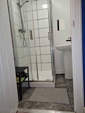 Apartment | Bathroom | Shower, towels