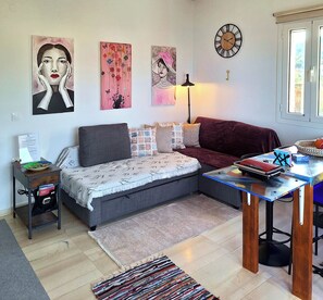 Een smart-tv en boeken