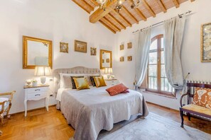 11 soverom, strykejern/-brett, internettilgang og sengetøy