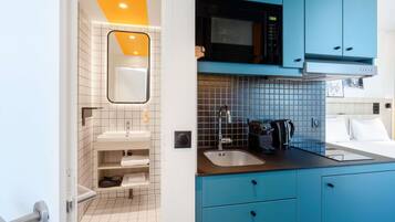 Studio, 1 tweepersoonsbed | Een kluis op de kamer, individueel gemeubileerd, een bureau